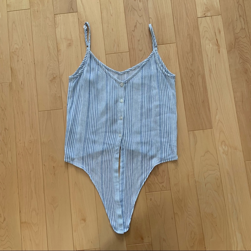 Blue and white striped tie front camisole - H&M size 2-4 - Picture 4 of 8